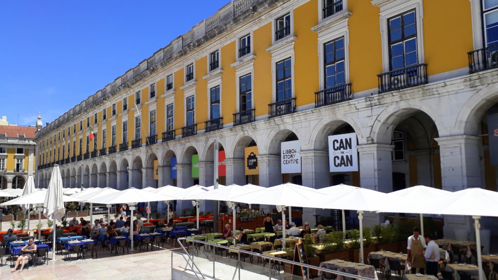 Cafés und Restaurants am Praça do Comércio in Lissabon