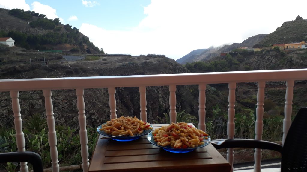 Selbstgekochtes Essen auf dem Balkon der Unterkunft Apartamentos Arure Plaza Nahe des Valle Gran Rey