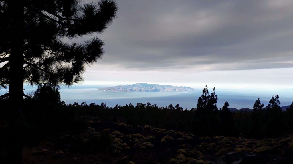 Auf dem Weg nach oben bietet sich eine Aussicht auf die Nachbarinsel La Gomera