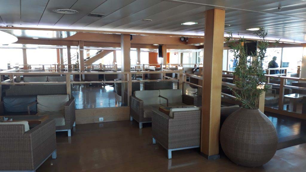 The cafe area on deck 7: Here you are NOT allowed to lie, let alone sleep, buuut there are sockets