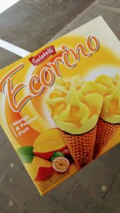 Este delicioso helado vegano está disponible en Lidl en dos variedades (“mango & fruta de la pasión” y “frutos rojos”) en España, sin embargo ¡no en Portugal! ;)