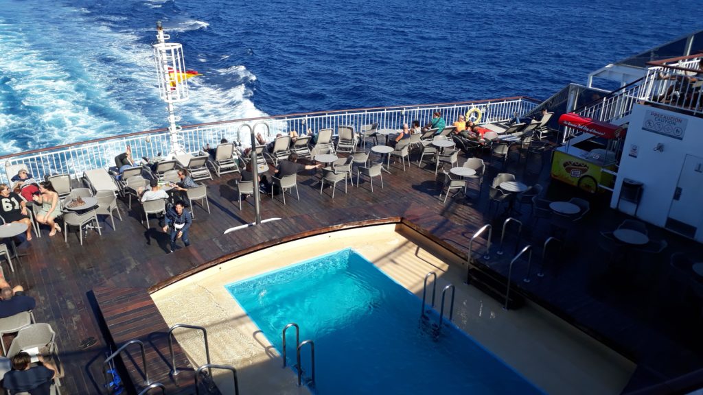 Piscina de agua de mar en el barco ARMAS Volcán del Teide