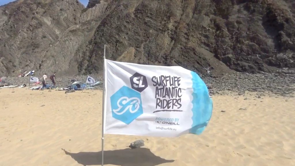 La bandera de reconocimiento de los Surflife Atlantic Riders