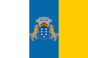 Die weiß-blau-gelbe Flagge der Kanarischen Inseln mit ihrem Wappen, auf dem die sieben Hauptinseln dargestellt sind