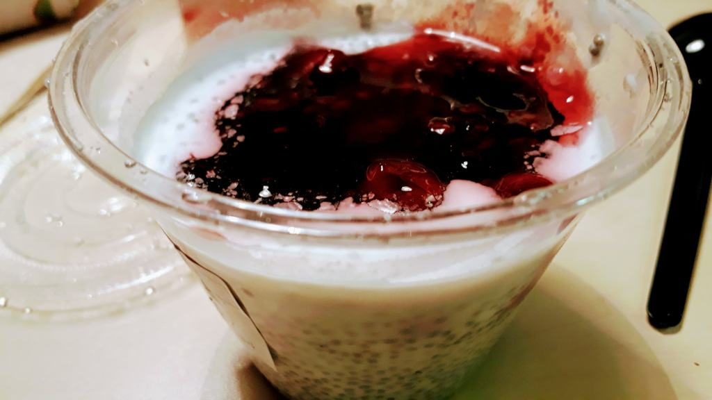 Chia-Cocos-Pudding mit roten Beeren