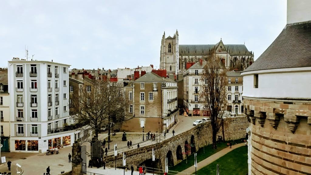 Blick auf die Cathédrale Saint-Pierre-et-Saint-Paul vom Château des ducs de Bretagne