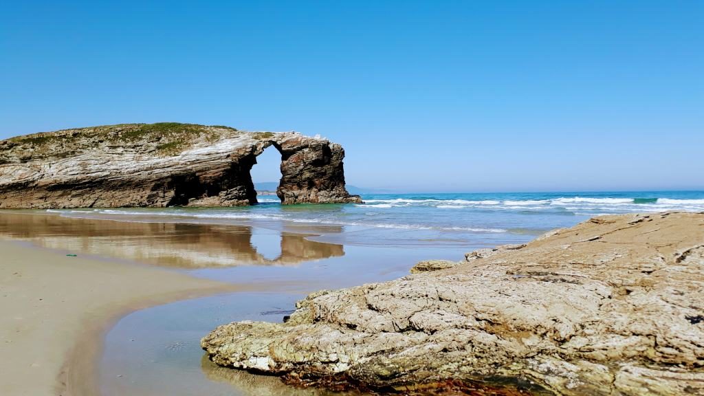 Der einzigartige Praia das Catedrais in Ribadeo wurde schon mehrfach zum schönsten Strand Spaniens gekürt