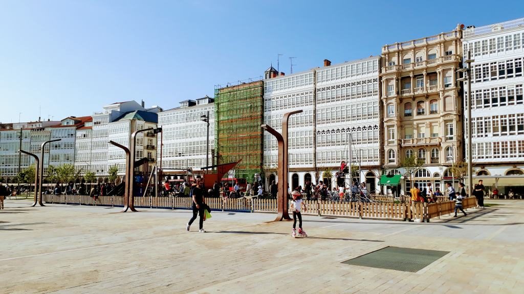 Galerie-Häuser an der Hafenpromenade