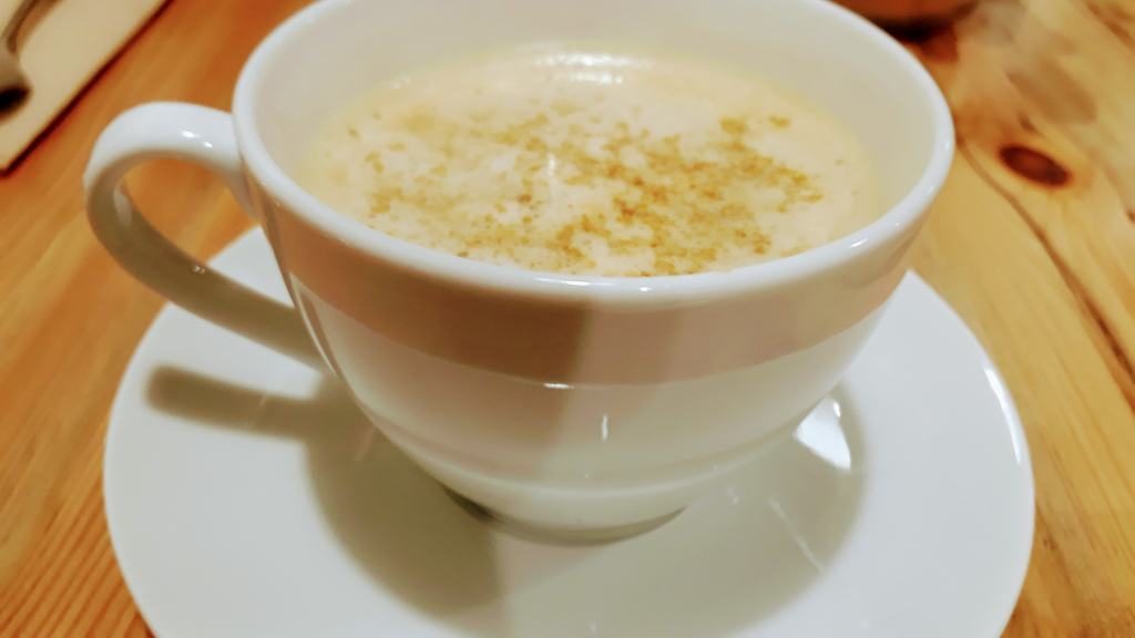 Cappuccino mit Kokosblütenzucker bei A Factoría Verde