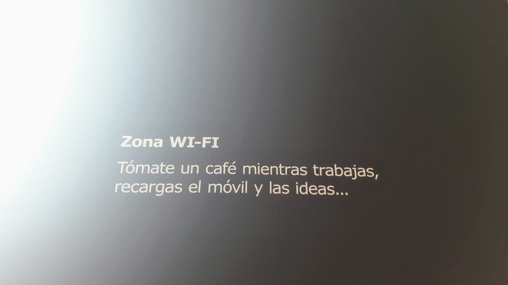 "Wlan-Zone. Trink' einen Kaffee während du arbeitest, lädst du das Handy und die Ideen auf..." Treffender könnte es wohl kaum sein ;)