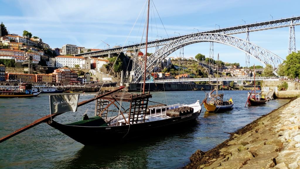 Rabelo-Boote vor der Ponte Luís I