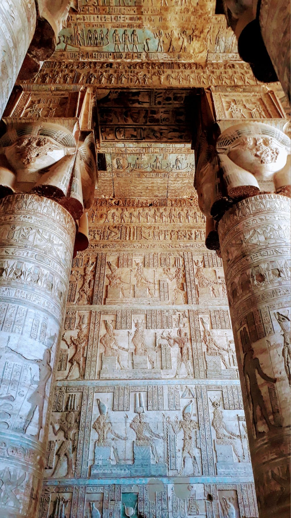 Hathorsäulen im Tempel von Dendera