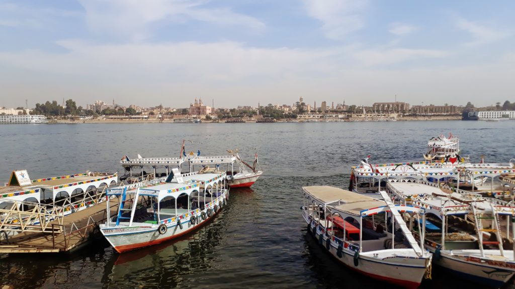 Feluken oder Feluccas auf dem Nil bei Luxor