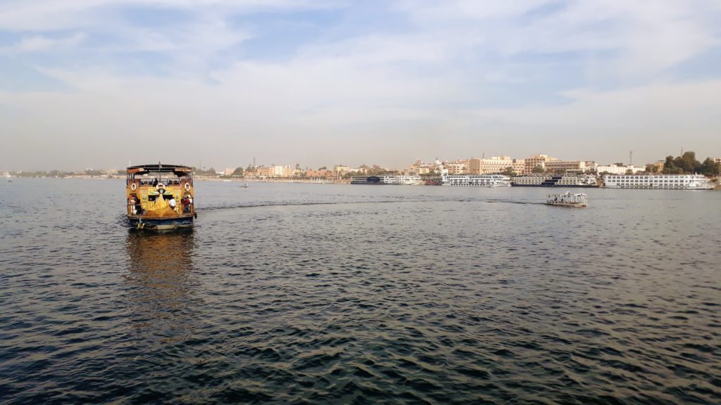 Rechts im Bild sind Kreuzfahrtschiffe auf dem Nil zu erkennen