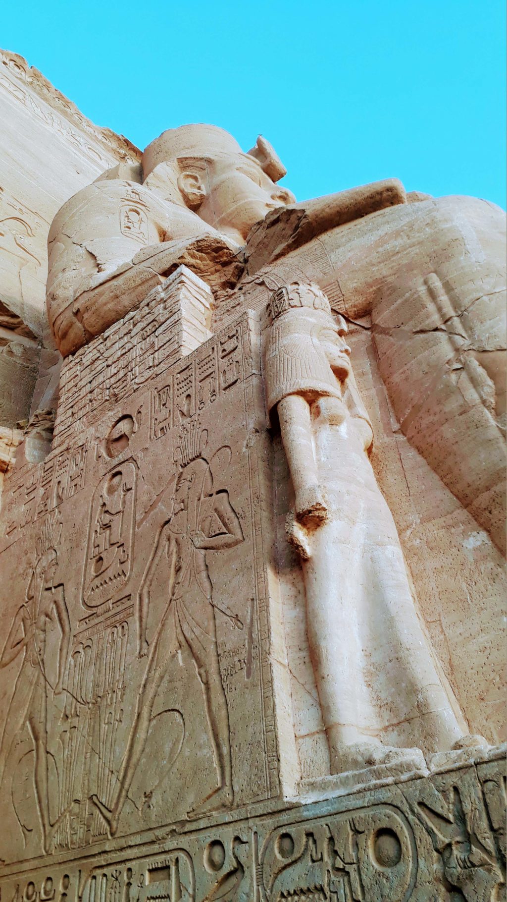 Statue von Ramses II. und seiner Frau Nefertari, die ihm nicht einmal zum Knie reicht