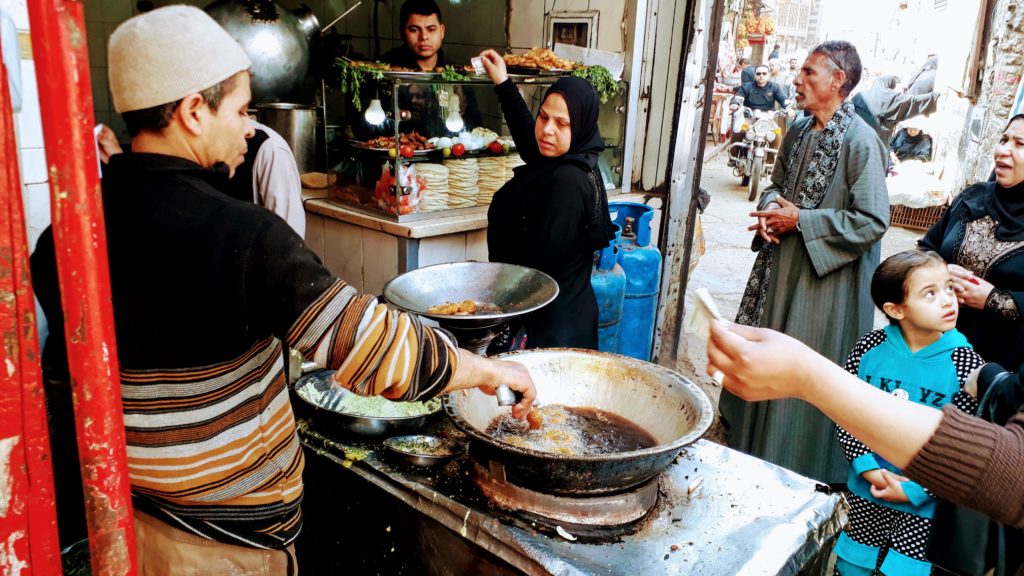 Straßenstand, an dem frische Falafel zubereitet werden