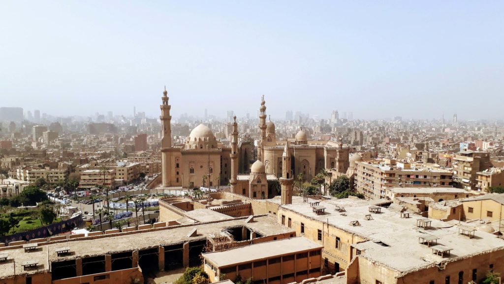 Blick auf die Sultan-Hassan-Moschee und die ar-Rifai-Moschee von der Zitadelle von Saladin