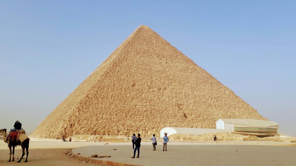 Die Cheops-Pyramide, älteste und größte der drei Pyramiden von Gizeh, war fast 4000 Jahre lang das höchste Bauwerk ihrer Zeit