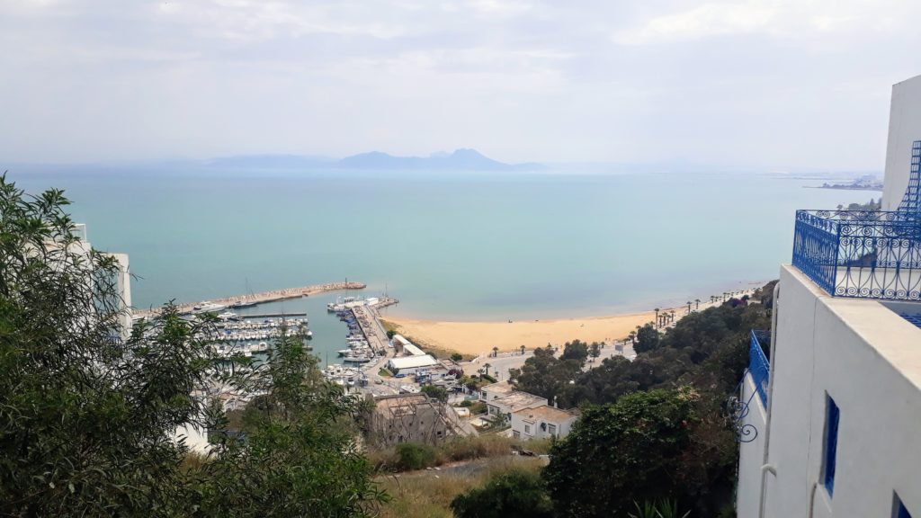 Aussicht von Sidi Bou Said über den Strand und das Mittelmeer