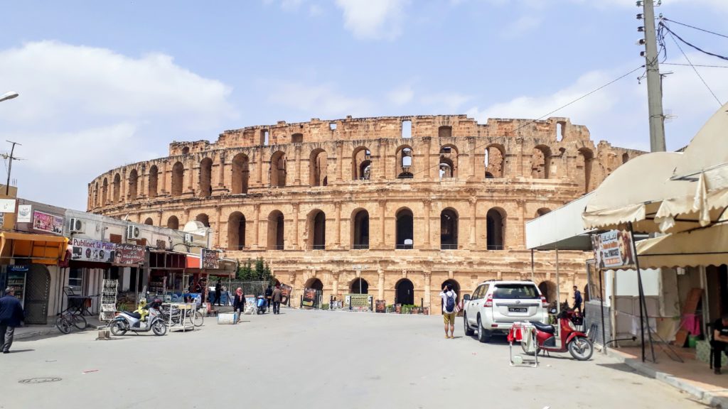 Blick auf das Amphitheater von El Djem, wenn man darauf zuläuft