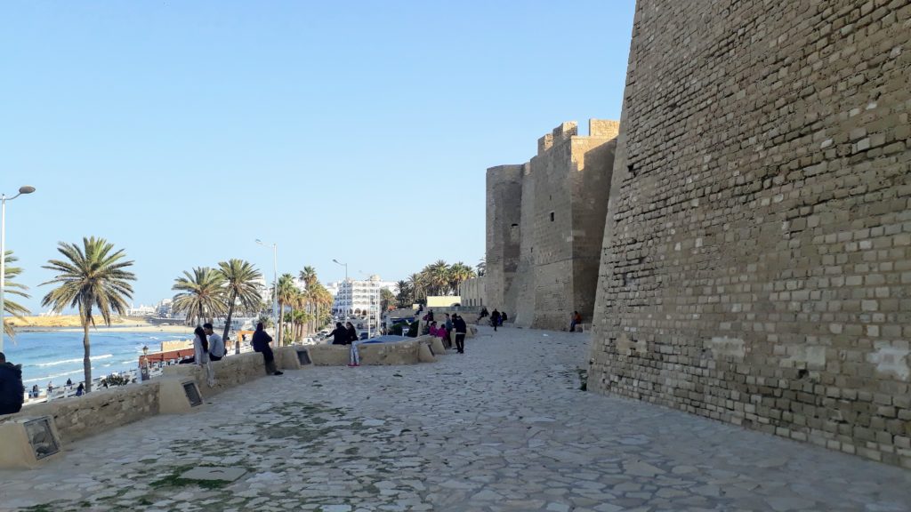 Beliebter Treffpunkt bei Jugendlichen: Promenade zwischen Strand und Ribat von Monastir