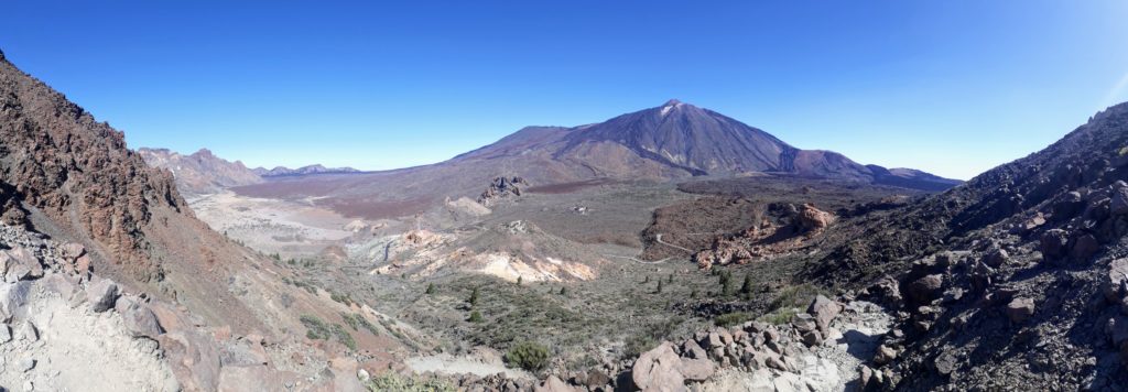 Panoramablick über den Vulkankessel Caldera de las Cañadas del Teide bis hin zum Teide