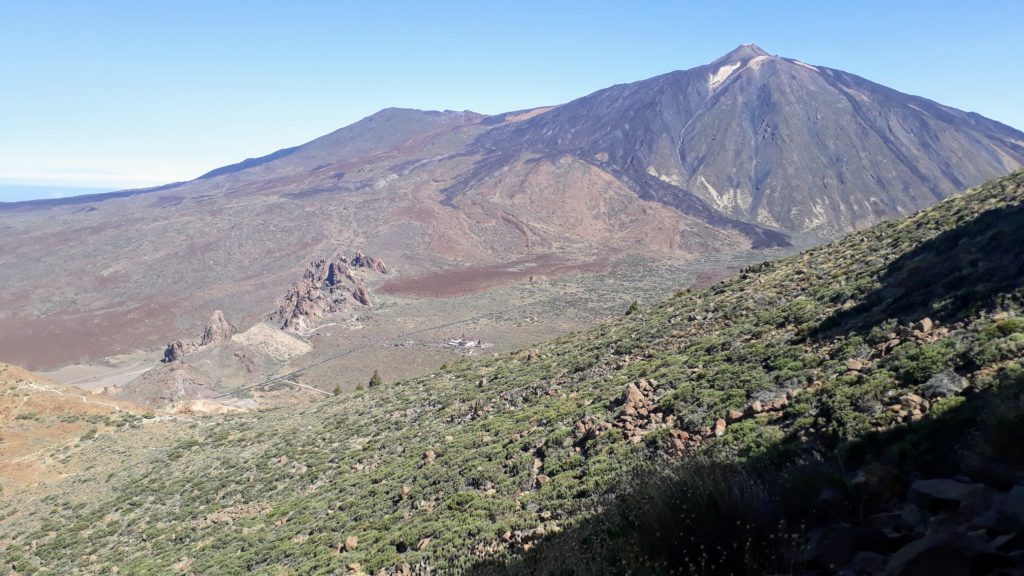 Panoramablick vom Gipfel Alto de Guajara über den Nationalpark, die Roques de García bis hin zum Teide vom Gipfel Alto de Guajara