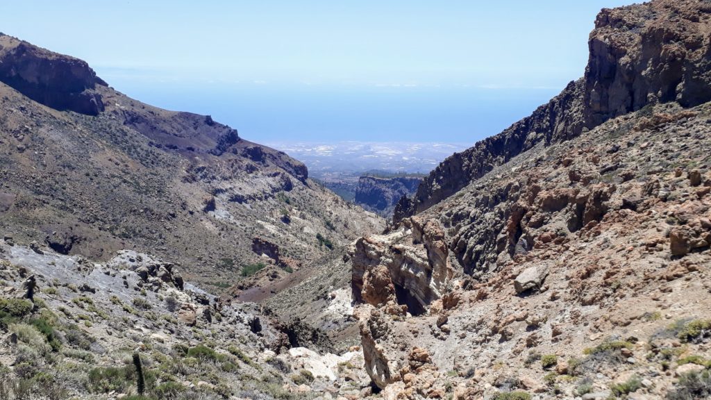 Blick von der Passhöhe Degollada de Guajara auf die Südküste Teneriffas