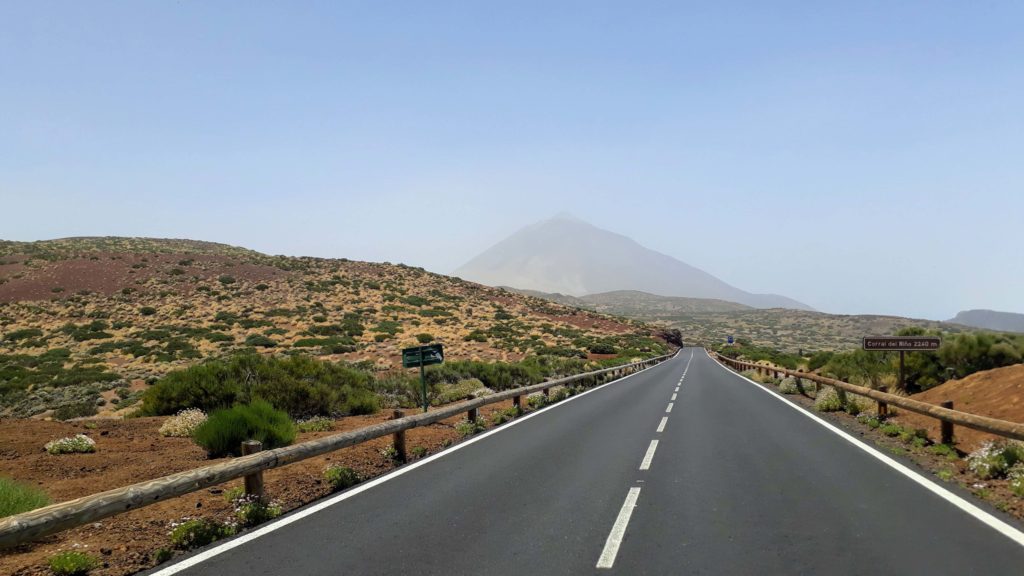 Wenn es so aussieht, sollte man lieber nicht hochwandern: Der Calima auf Teneriffa sorgt dafür, dass der Teide kaum zu sehen ist