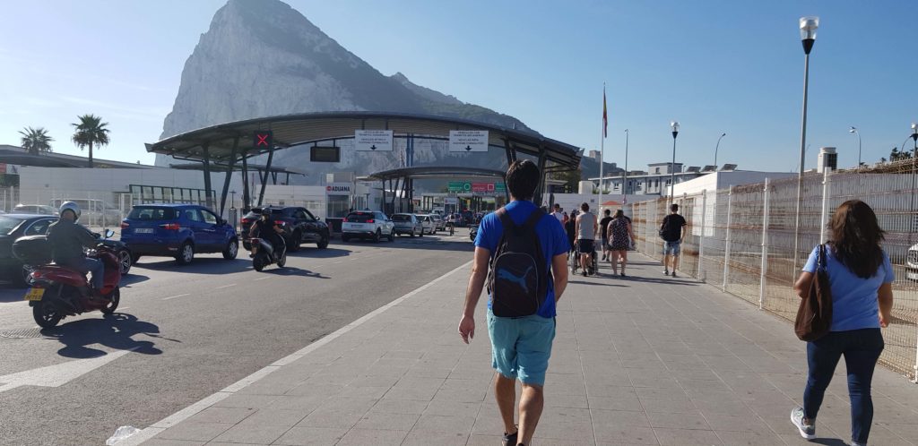 Über die Grenze von Spanien nach Gibraltar kann man entspannt zu Fuß gehen