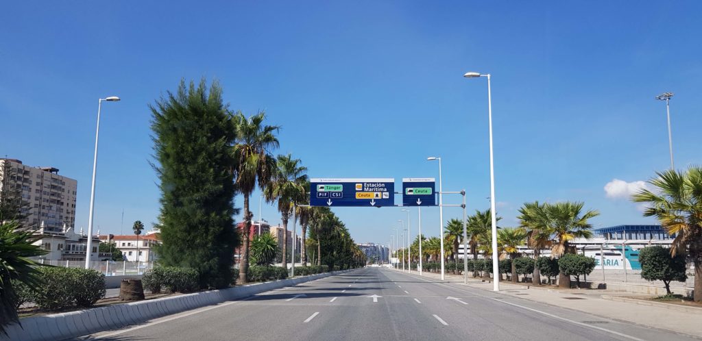 Für die Einreise mit dem Auto kann von Algeciras in Spanien die Fähre nach Tanger oder Ceuta genommen werden