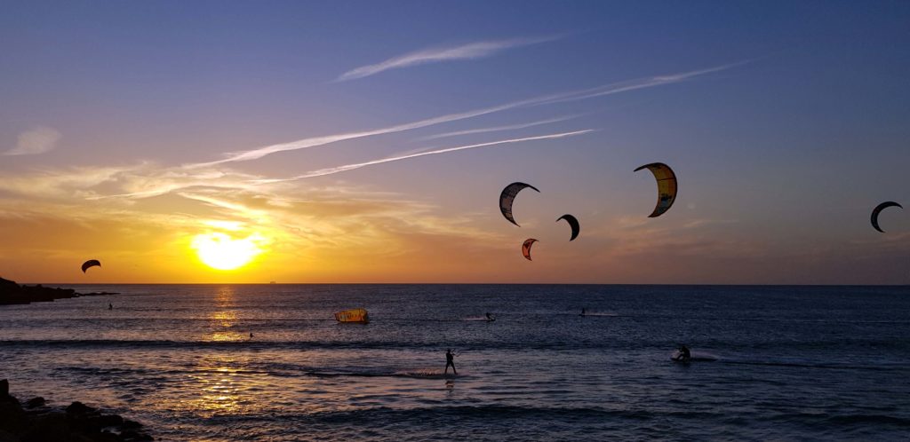 Kitesurfer bei Tarifa in Andalusien