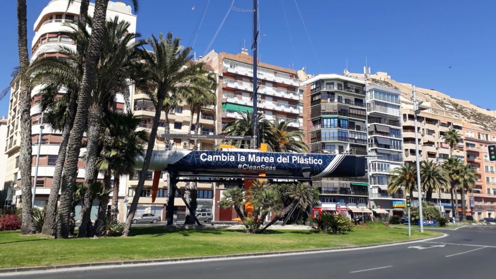 "Stoppt die Plastikflut": Segelboot "Pirates of the Caribbean" an der Plaza Puerta del Mar mit Nachhaltigkeitsbotschaft