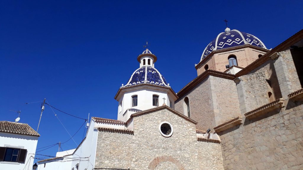 Die blau-weißen Kuppeln der Kirche La Mare de Déu del Consol in Altea sind eines der vielen Wahrzeichen der Costa Blanca