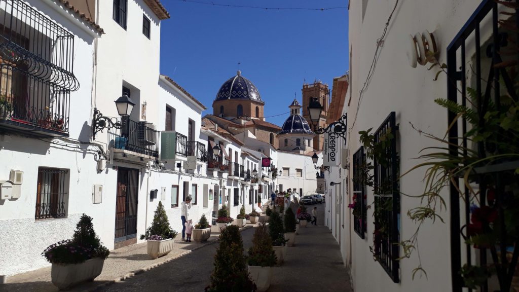 Altstadtgasse in Altea mit Blick auf die Kirche La Mare de Déu del Consol