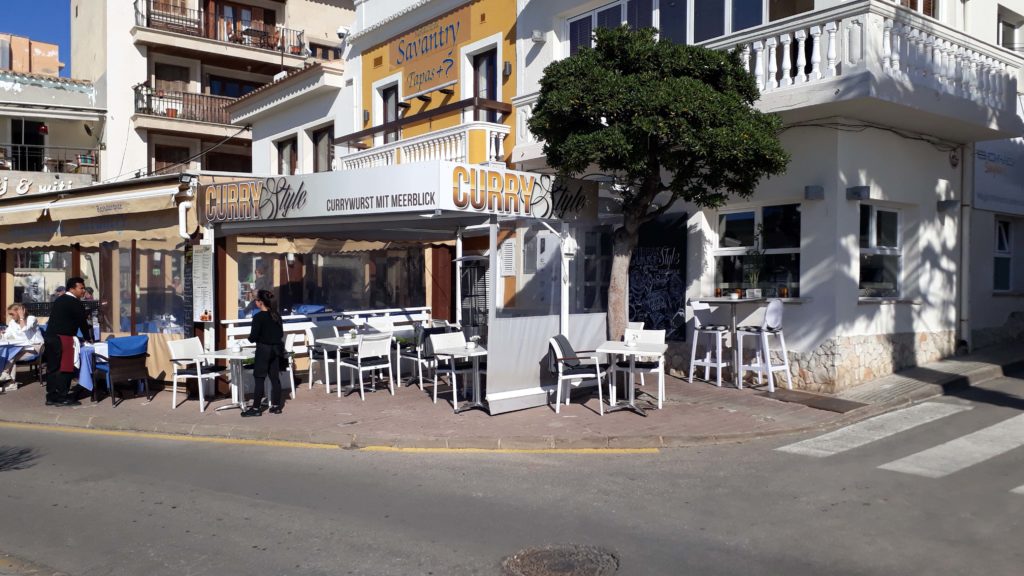 Curry Style in Port d'Andratx, Mallorca bietet "Currywurst mit Meerblick" :D