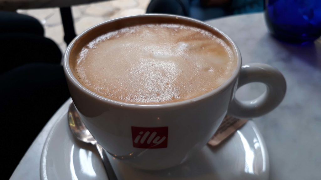 Cappuccino mit Sojamilch bei Bagel in Palma