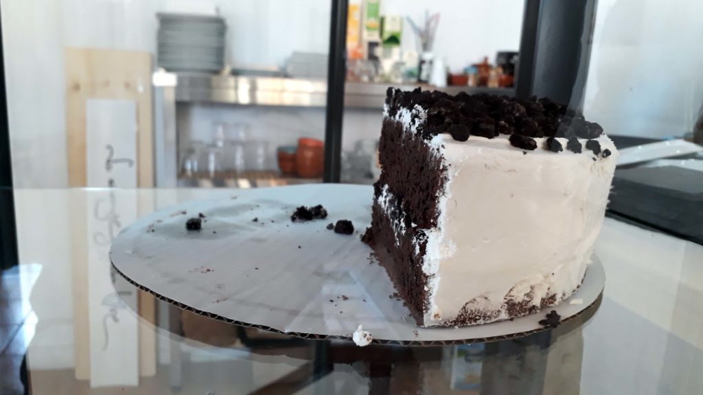 Vegane Oreo-Torte im Tablespoon Bakery Cafe in Inca, Mallorca