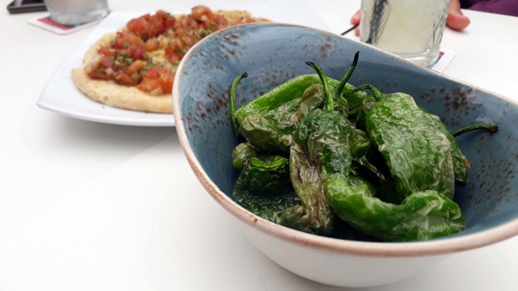 Pimientos de Padrón (gebratene Paprikaschoten mit Meersalz) und Bruschetta bei Pasta Pasta in Cala Ratjada, Mallorca