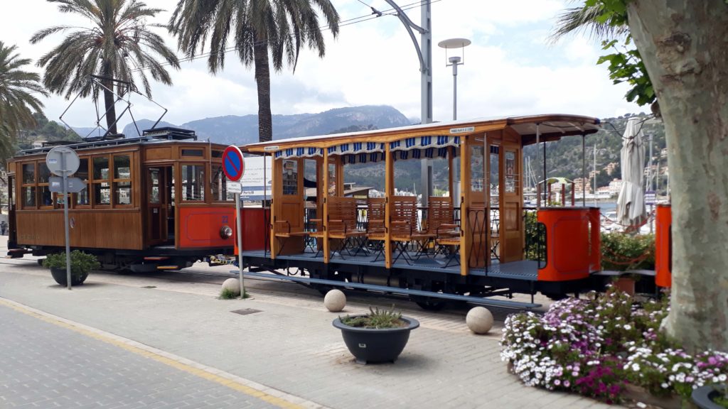 Die Straßenbahn Tramvia de Sóller fährt von Port de Sóller nach Sóller