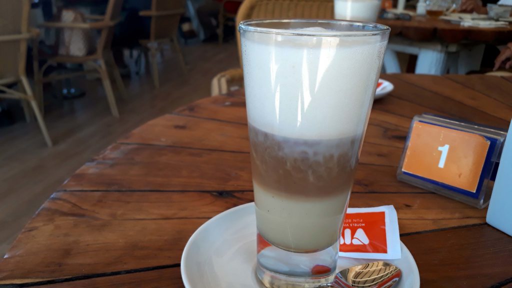 Veganer Caramel Latte Macchiato mit Sojamilch bei Mirablau in der wunderschönen Cala Mesquida, Mallorca