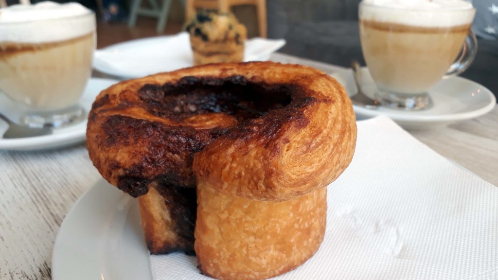 Veganer Muffin aus Croissantteig im Tablespoon Bakery Cafe in Inca, Mallorca