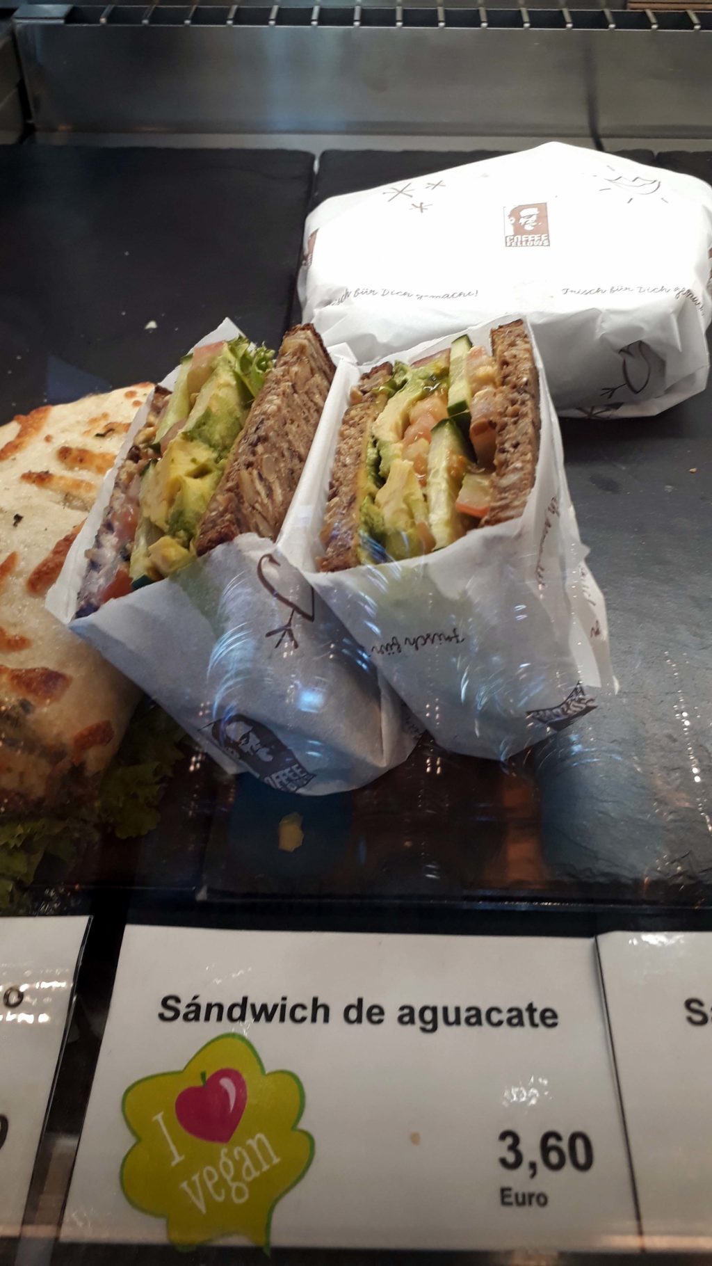 Veganes Avocado-Sandwich bei Coffee Fellows auf Mallorca