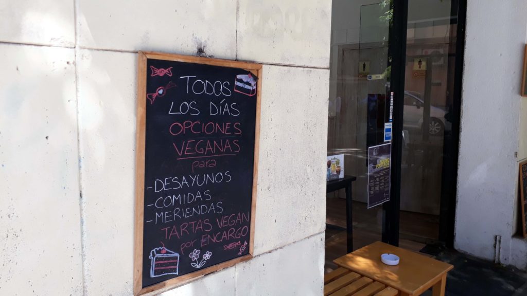 Die Cafeteria Bon-Bon in Palma wirbt groß mit veganen Optionen...