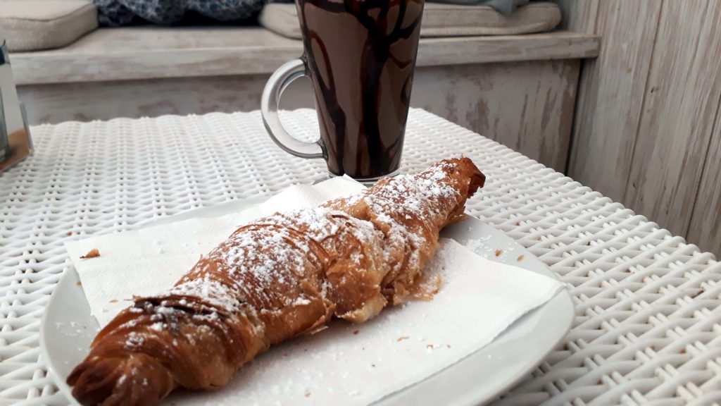 ...und hält, was es verspricht: veganes Schoko-croissant und Oreo-Shake mit Sojamilch