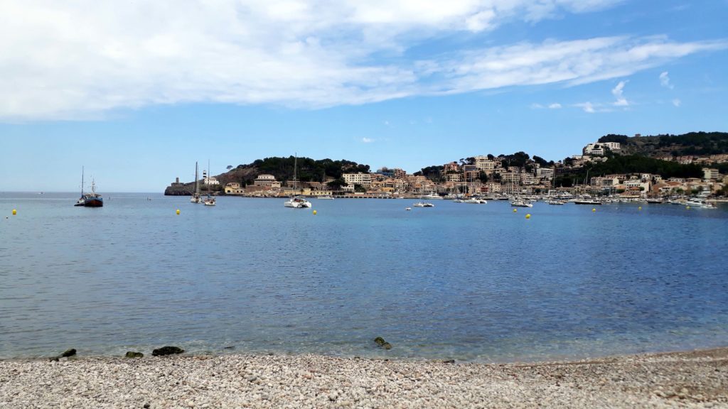 Blick auf den Hafen von Port de Sóller vom Platja des Través aus