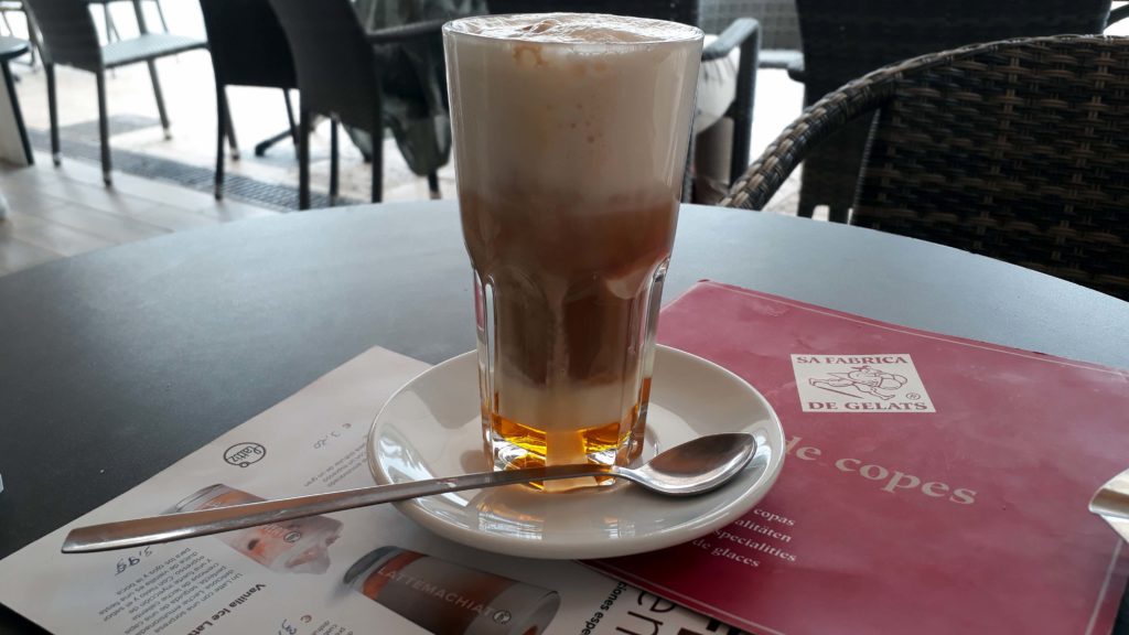 Caramel Macchiato mit Sojamilch bei Gelat Sóller in Port de Sóller, Mallorca