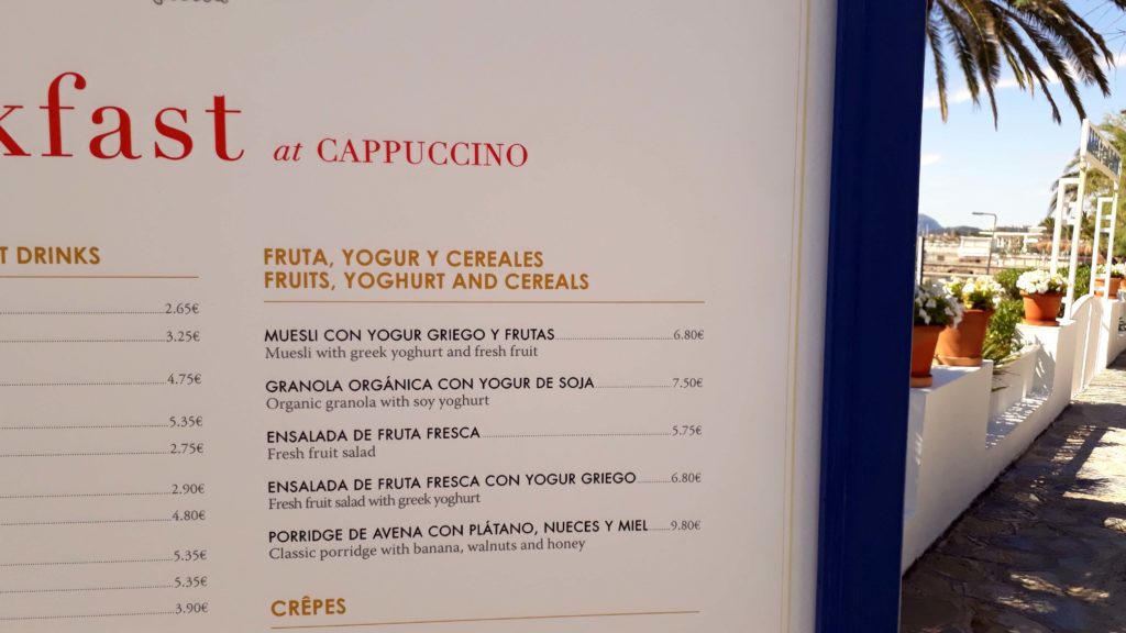 Vegane Optionen im Cappuccino Grand Café in Port de Pollença, Mallorca