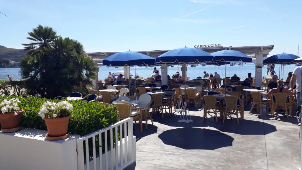 Terrasse des Cappuccino Grand Café in Port de Pollença, Mallorca