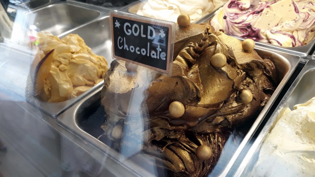 Veganes goldenes Schokoladeneis bei Top Gelato in Cala Ratjada, Mallorca
